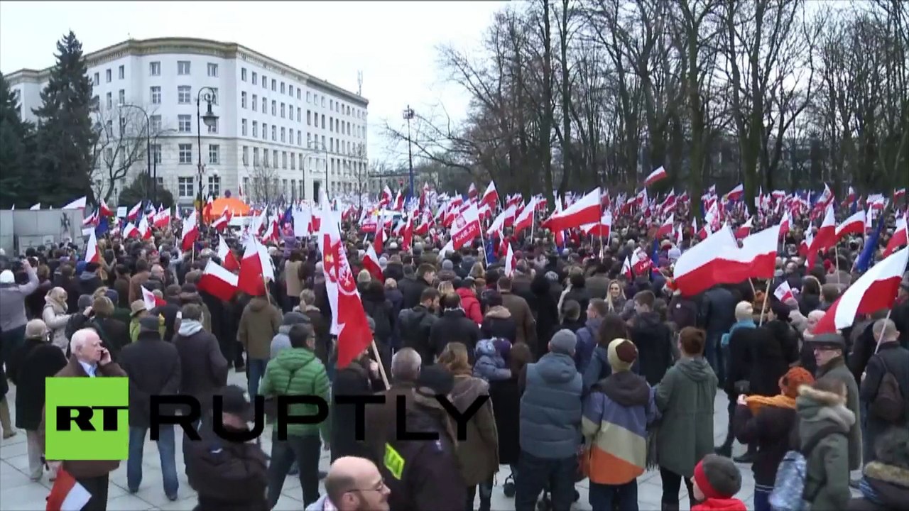 A Varsovie, les Polonais manifestent «pour la démocratie»