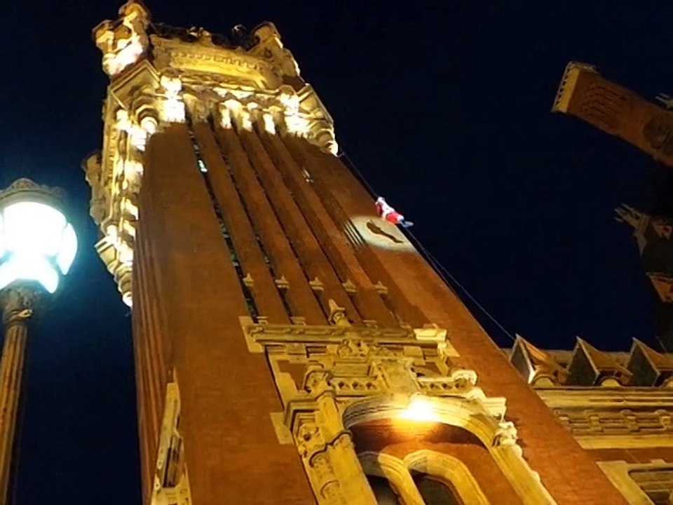 Le père Noël en difficulté au beffroi de Calais