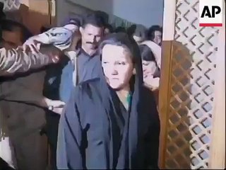 Leaked Video Of Kalsoom Nawaz When She Was Running Away With 110 Boxes in 1999