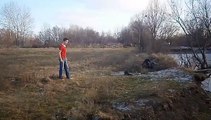 Un fou plonge la tête la première dans un lac gelé-