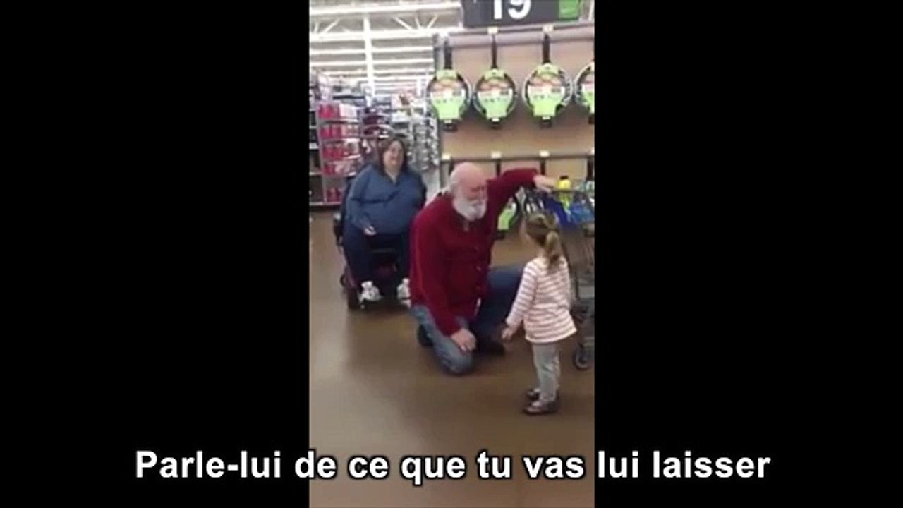Une fillette confond un vieil homme barbu avec le Père Noël