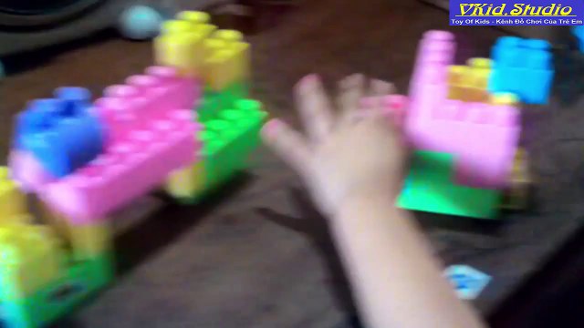 VKidStudio tập 31 - Bé Sunny chơi Đồ chơi lắp ráp Lego l Toys assembly Lego