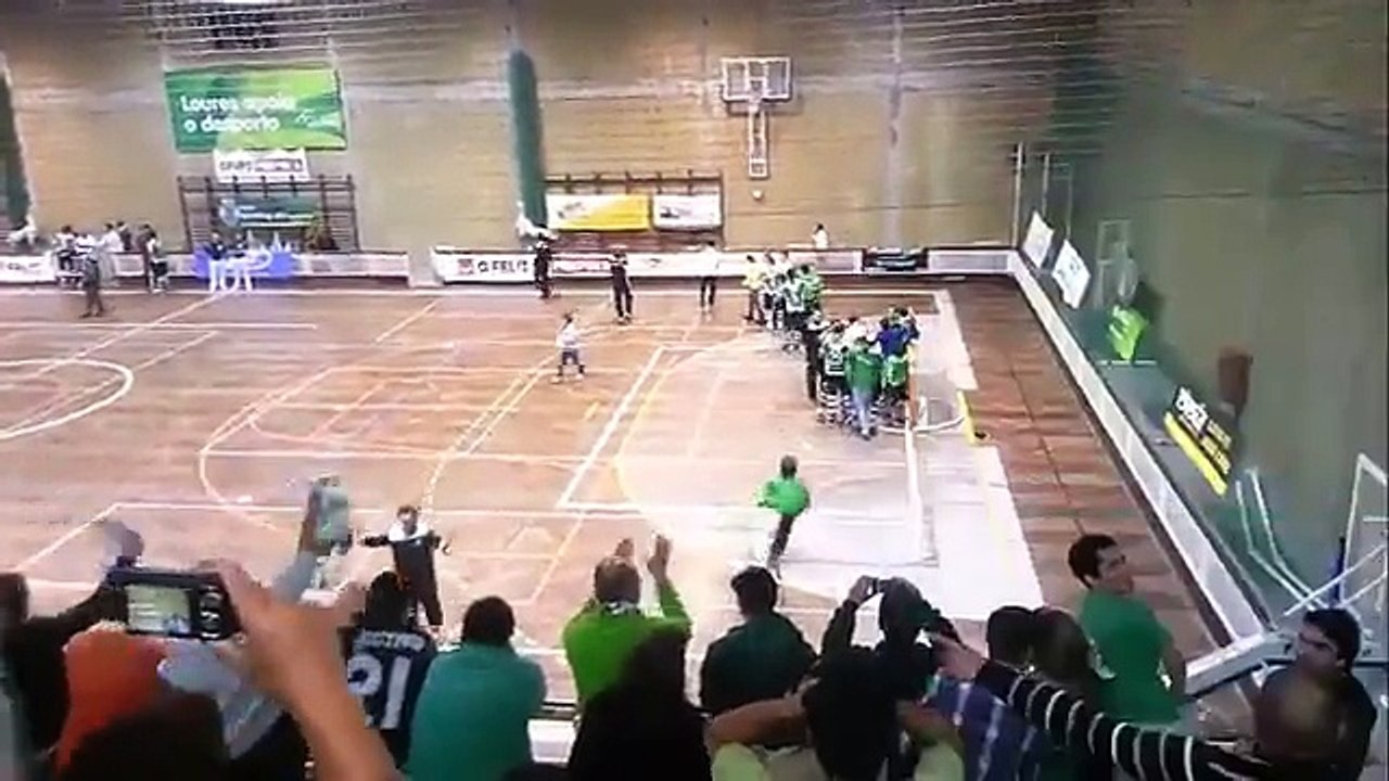 Hoquei Patins :: Sporting - 6 x Oliveirense - 6 de 2012/2013 final jogo e festejos manutenção.