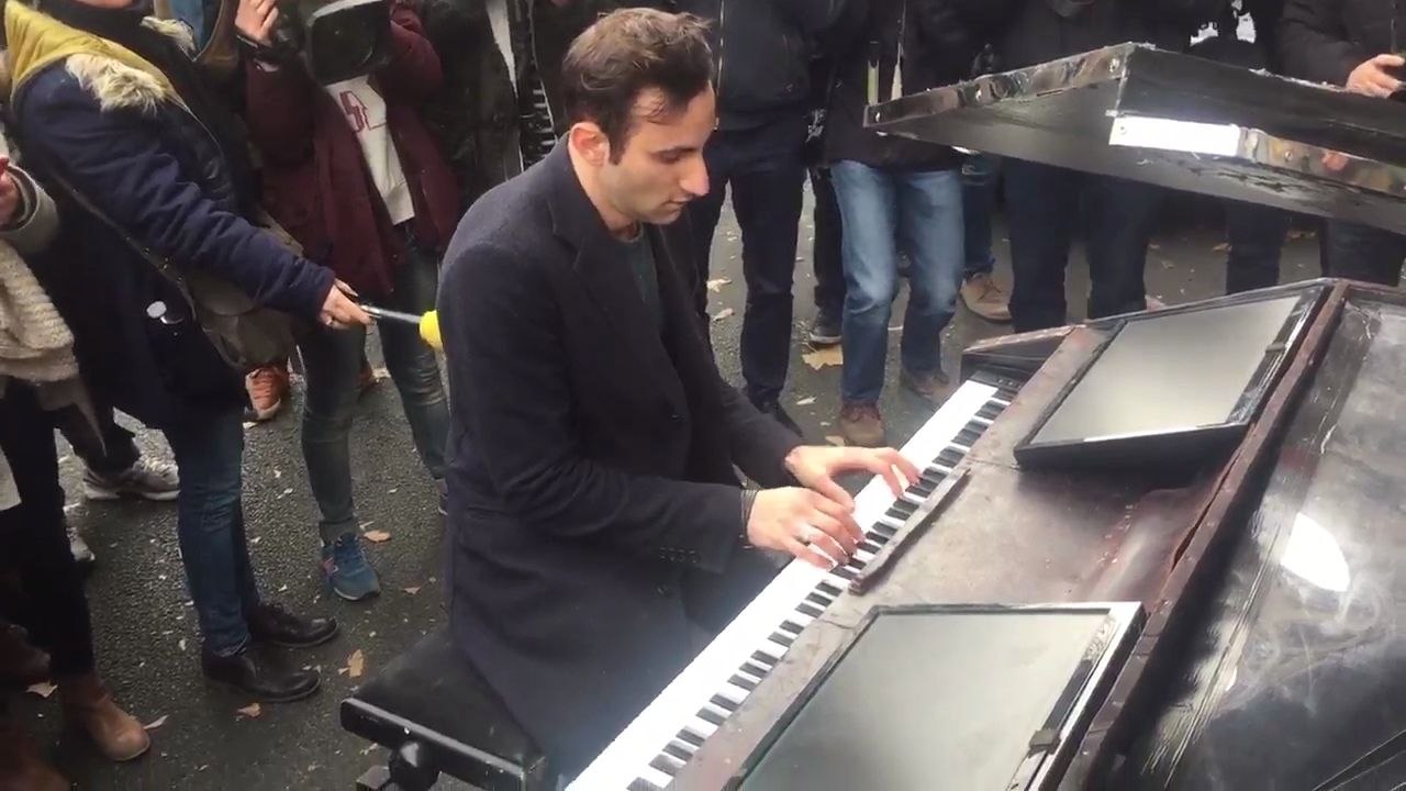 Il  joue un hymne à la paix devant le Bataclan