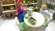 Đồ chơi búp bê công chúa Anna nấu ăn ở nhà bếp cho bé xem