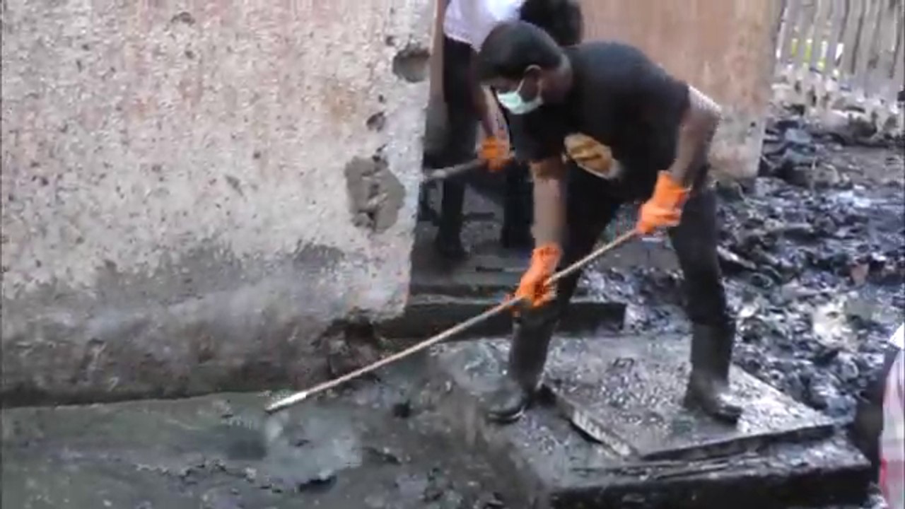 பகுதி 01 & 02 - காசிமேட்டில் துப்புரவுப்பணியில் சீமான் | Part 01 & 02 - Seeman Doing Cleaning Works at Kasimedu | 18 December 2015