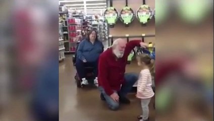 Girl mistakes bearded shoper as Santa Claus