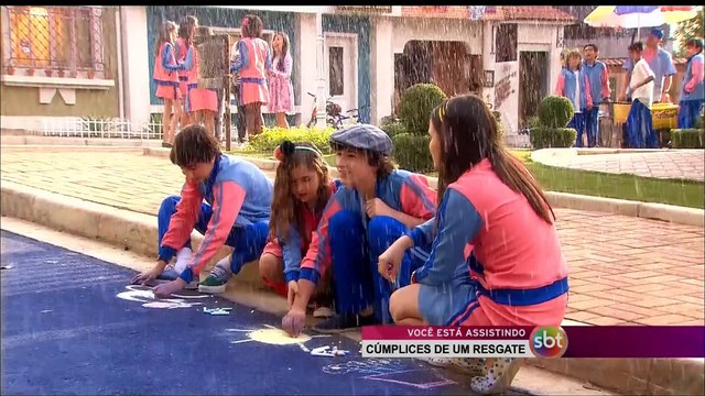 Cúmplices de Um Resgate (20_08_15) - Isabela toma banho de chuva no lugar de Manu e adora