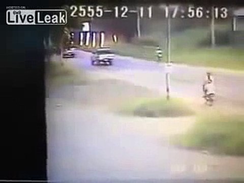 New 2016 Funny Things - Funny Videos - Woman with child on a bicycle get terrible turn of events