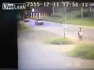 New 2016 Funny Things - Funny Videos - Woman with child on a bicycle get terrible turn of events