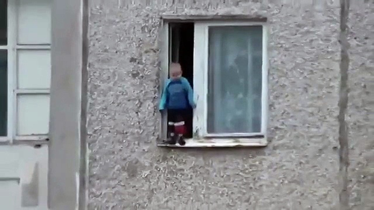 8 этаж,открытое окно и малыш. Просто жесть