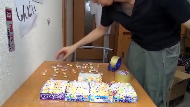 ОБАЛДЕТЬ! Японец обмотавшись ментос прыгнул в ванну с кока кола.