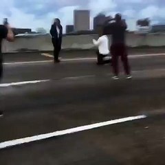 Il arrête toutes les voitures et fait sa demande sur l'autoroute