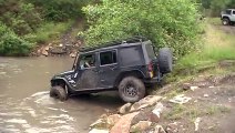 Il grimpe une cascade avec une Jeep !