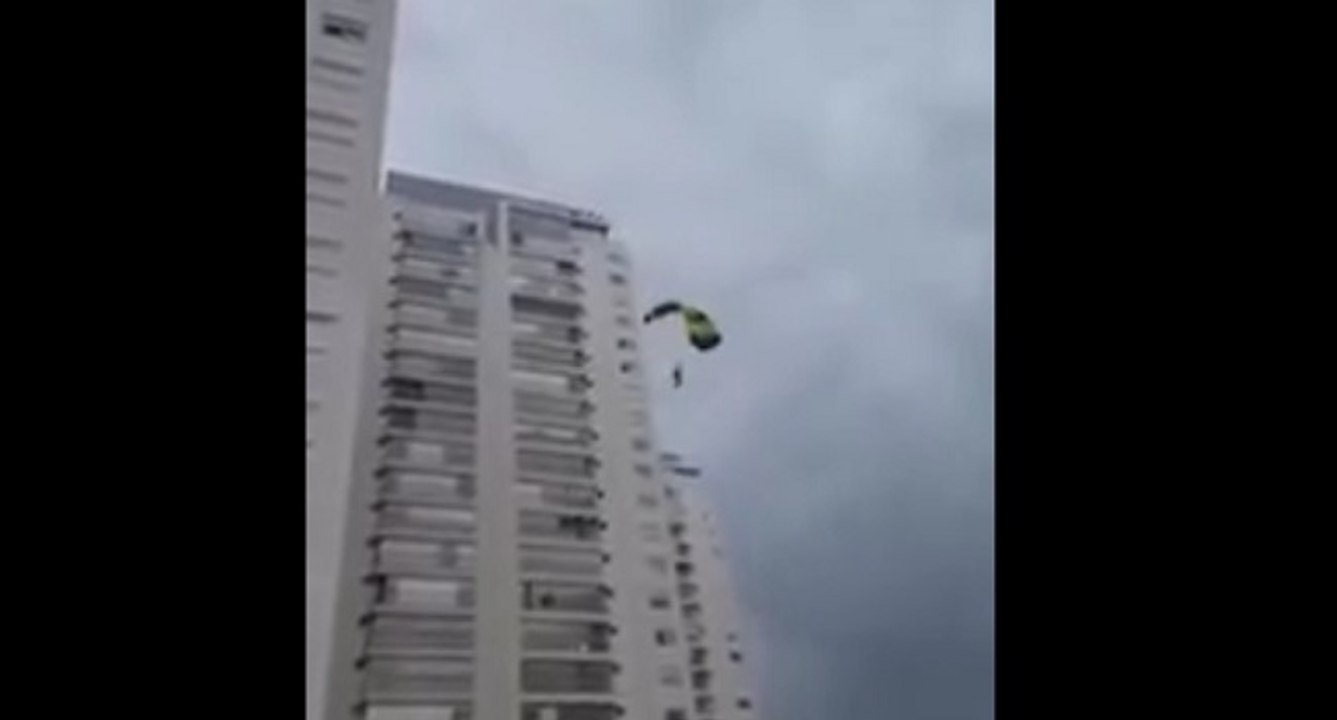 Brésil : un Père Noël rate son saut en parachute