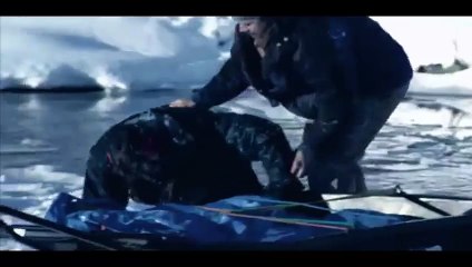 Ils marchaient sur un lac gelé quand ils ont repéré quelque chose de bizarre - Part II