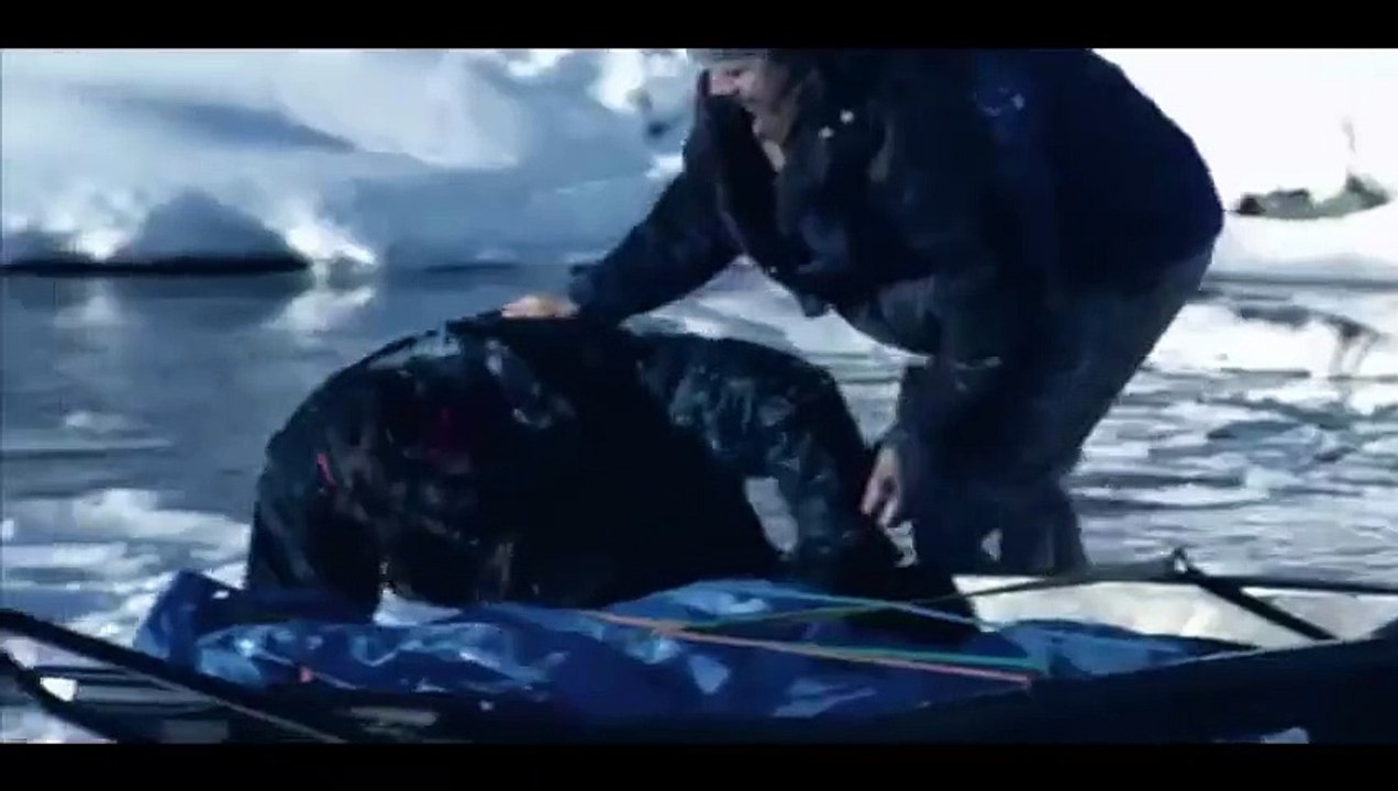 Ils marchaient sur un lac gelé quand ils ont repéré quelque chose de bizarre - Part II