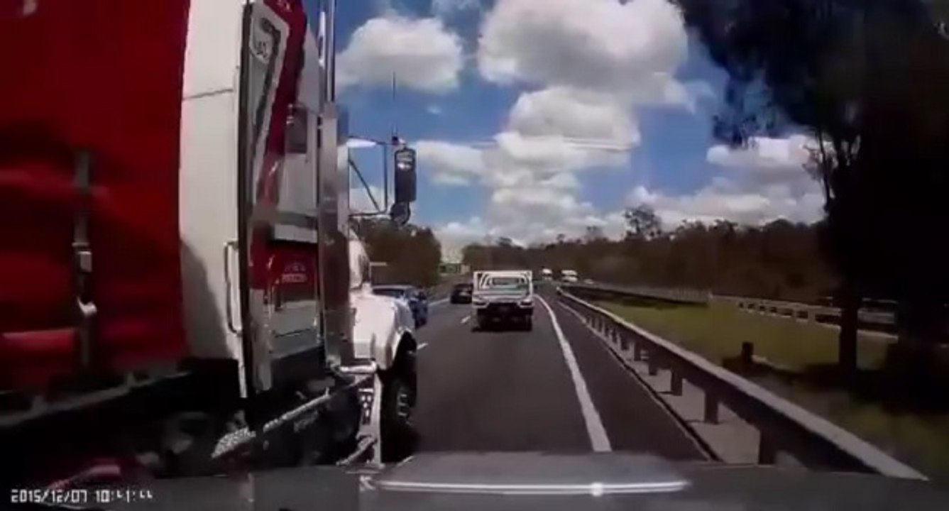 Un camion crashe un 4x4