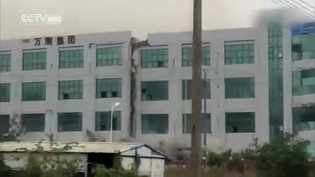 Clip 22 tòa nhà đổ sập kinh hoàng vì lở đất ở Trung Quốc
