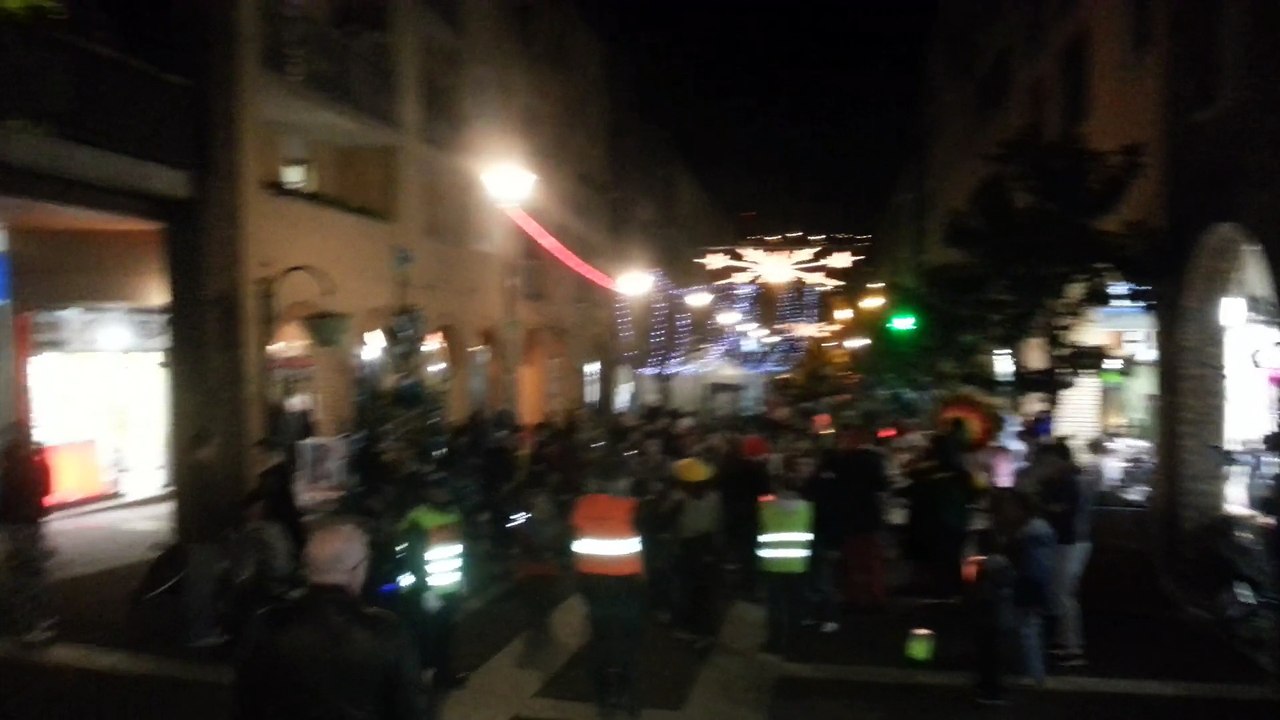 La descente aux lampions devant la rue piétonne
