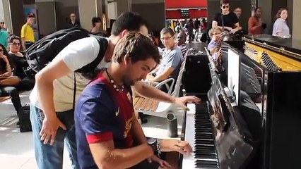 Deux inconnus jouent du piano à la gare d'Austerlitz - Magique