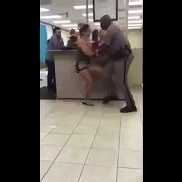 Elle frappe un flic dans les testicules