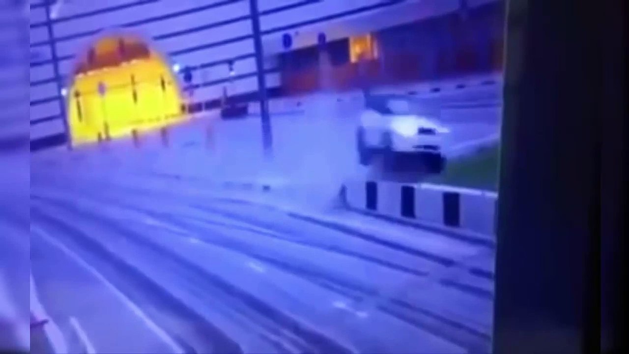 سقوط مروع لسيارة من فوق جسر وخروج ركابها سيرا على الأقدام