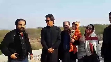 See How Imran Khan's Fan Made his Video while IK was Going to Bani Gala __