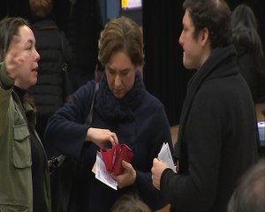 Colau se deja el DNI y tiene que regresar a casa