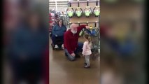 Elle croit que cet homme est le vrai Père Noël... Voyez comment il réagit !