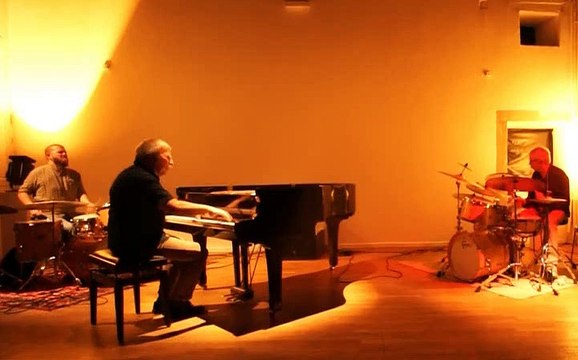 Jean-Michel Albertucci piano; Alexandre Ambroziak batterie; Jean-Michel Prévot, batterie. Nancy-Lillebonne 19/12/2015.