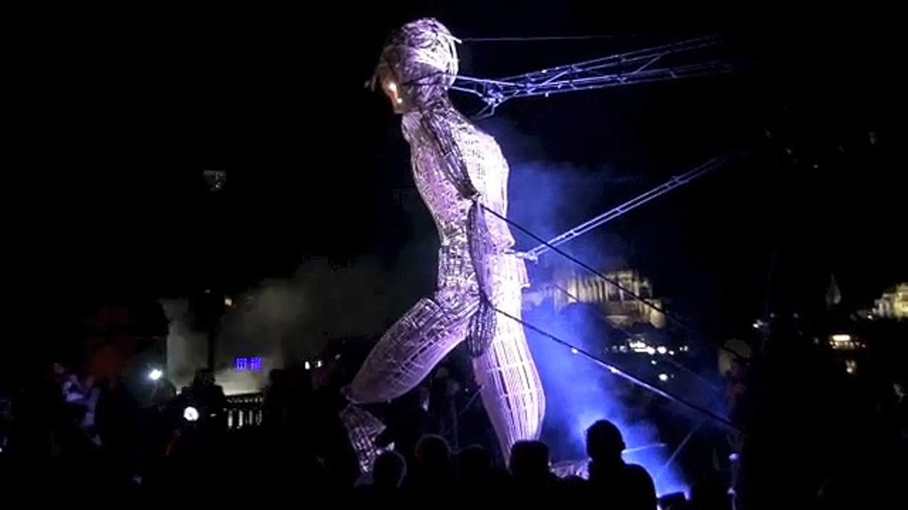 Une marionnette géante féérique sur les quais d'Auxerre