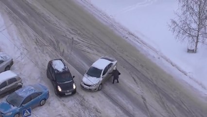 Автобогиня заехала в магазин за тортиком. Пипец