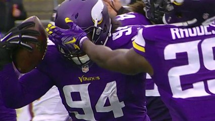 Justin Trattou intercepts Jay Cutler