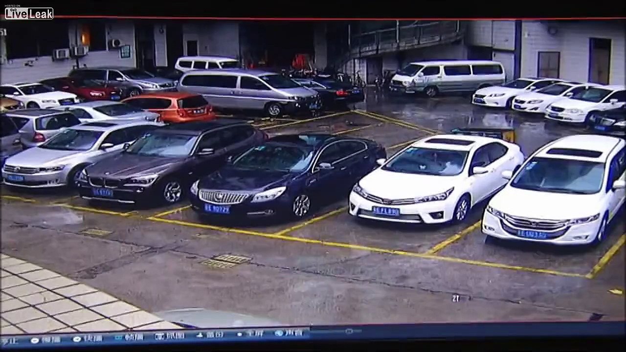 Wall falls on cars / Duvar arabaların üzerine yıkılıyor