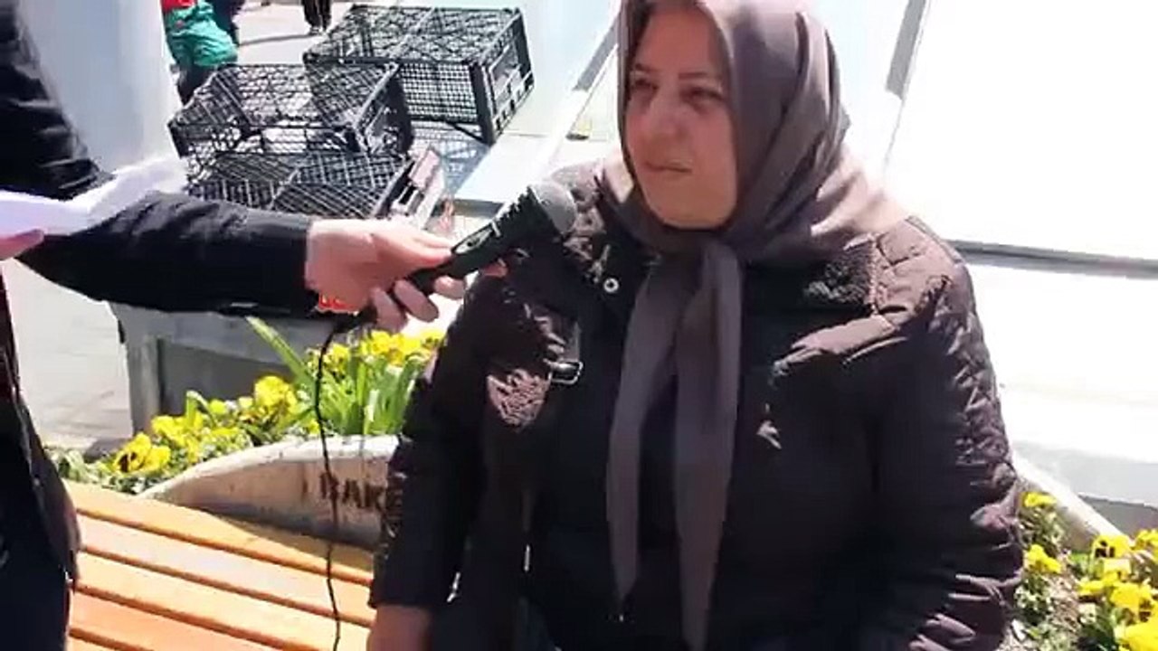 yok siz televizyoncusunuz deyip röportajdan kaçan teyze