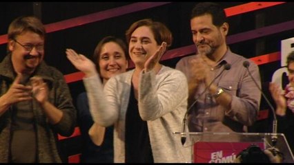 Colau dice que la irrupción de En Comú Podem "pone la política patas arriba"