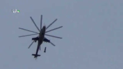 Un hélicoptère largue des bombes barils (Syrie)