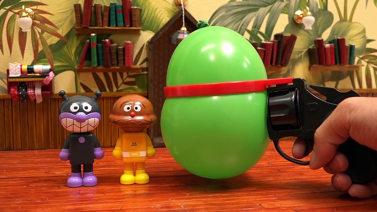 ロシアンルーレット風船とアンパンマン Anpanman and friends play the scary Russian Roulette Balloon gun Game!