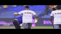 عناق حار بين حراس المرمى ( النصر و الشباب ) قبل المباراه