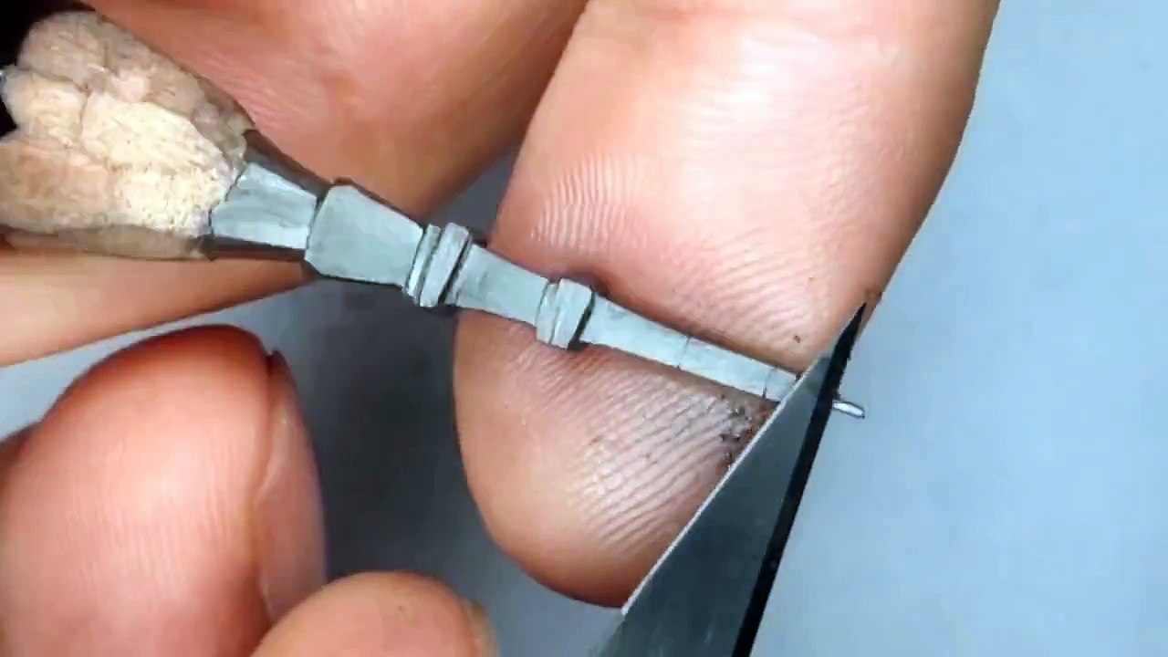 Miniature Sculptures Carved Onto the Tips of Pencils (21 Photos)