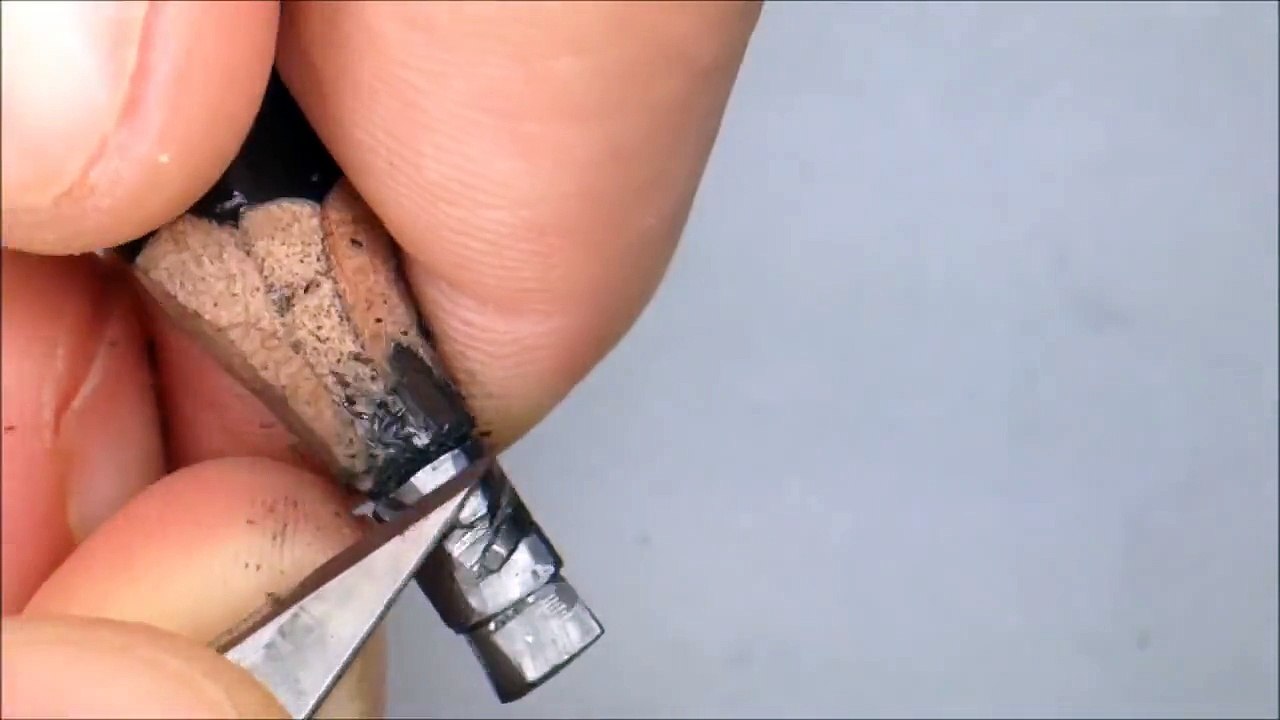 Miniature Sculptures Carved Onto the Tips of Pencils (21 Photos)