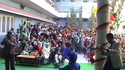 jazzy b de song te iss sardar bache ne bhangre de watt kad dite