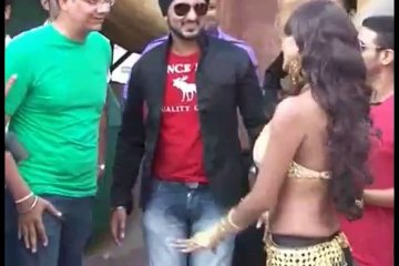 CHECKOUT Veena Malik's weird new look