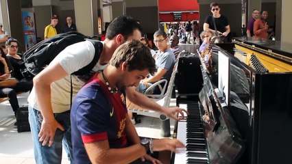 2 étrangers Improvisent sur le piano de la gare d'Austerlitz à Paris - Moment magique