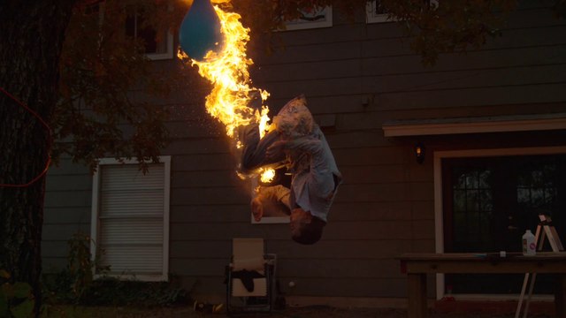 Il fait un back flip en cracchant du feu - Cascade de dingue par Steve-O