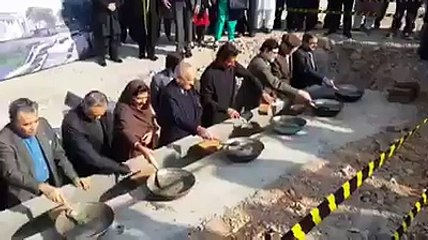 Video herunterladen: Imran Khan & Others Step Down For The Brick Laying Ceremony For Namal College