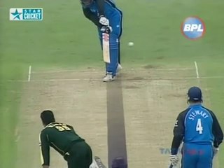 Descargar video: Waqar Younis 7 Wickets Against England -> His Best Bowling Figures