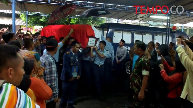 Kedatangan Jenazah Copilot Pesawat T50I Disambut Isak Tangis