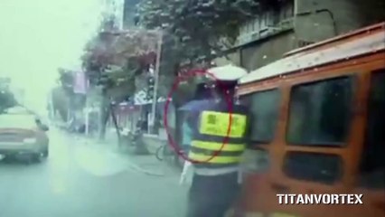 un policier s'accroche à la portière d'un tuk-tuk